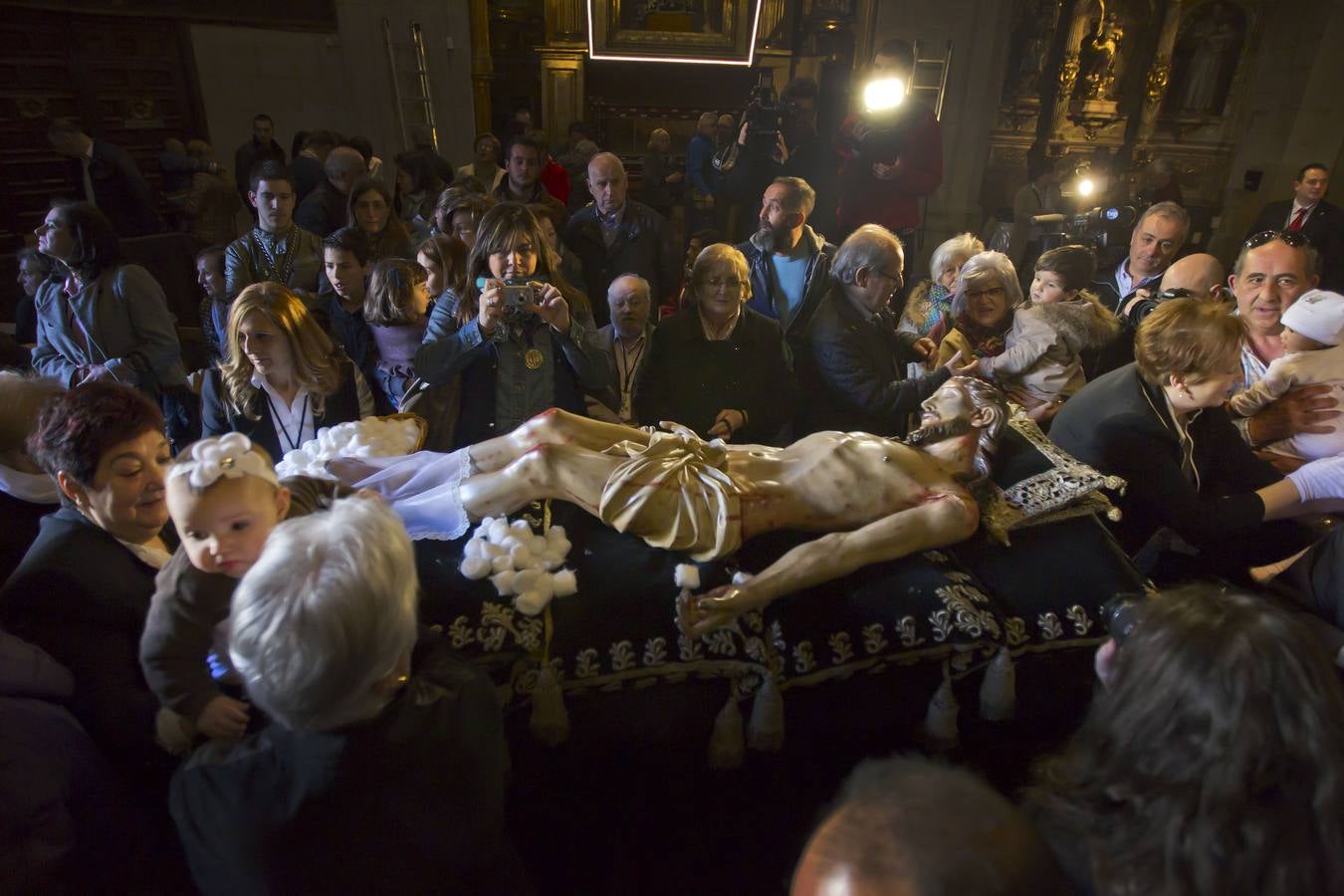 Logroño cumple su tradición de besar los pies del Cristo del Santo Sepulcro