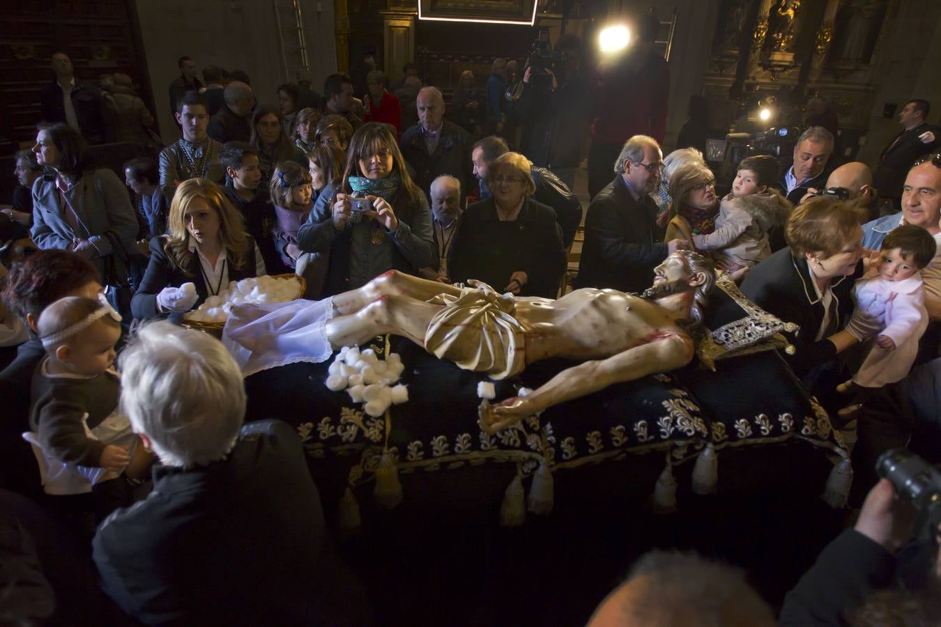 Logroño cumple su tradición de besar los pies del Cristo del Santo Sepulcro