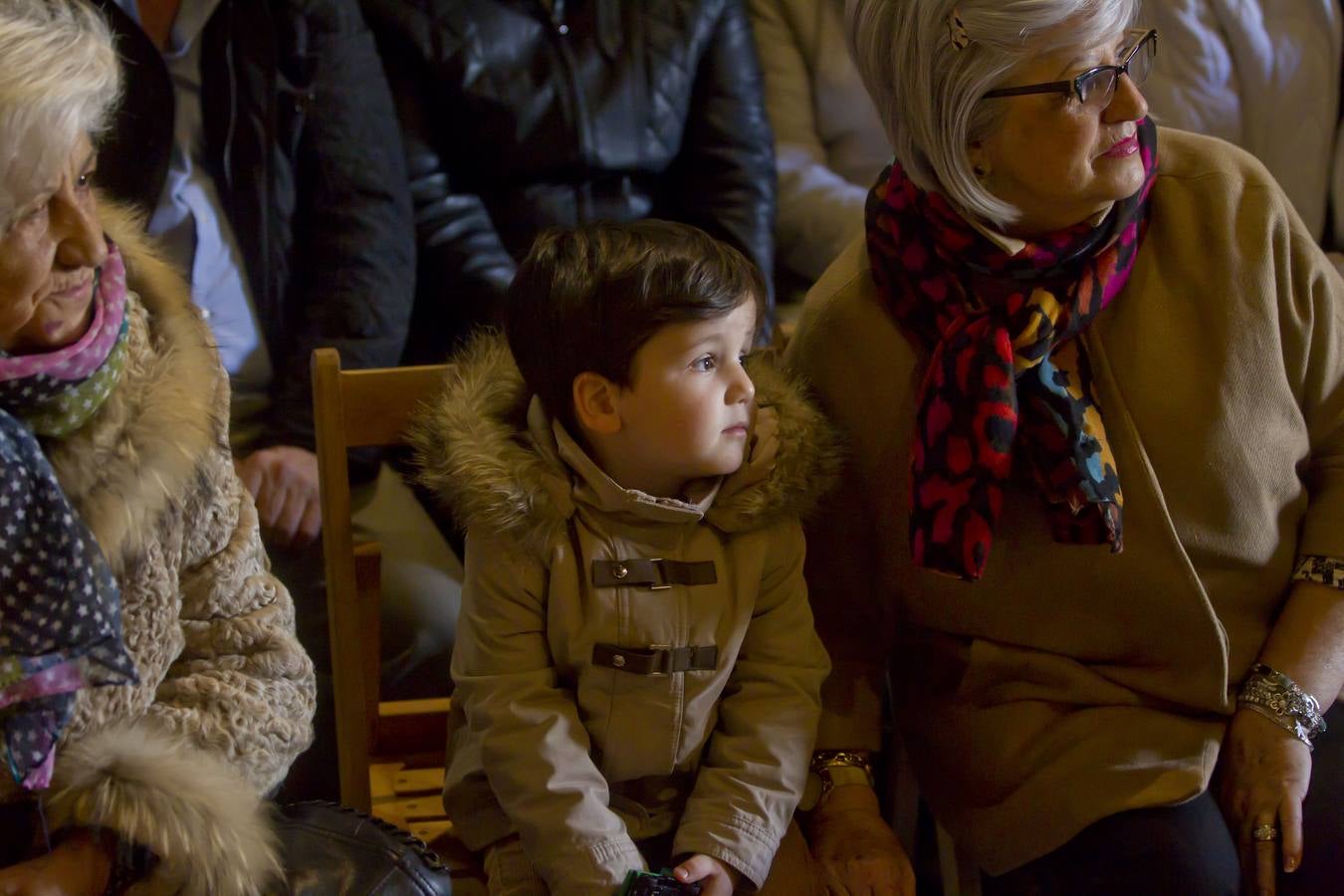 Logroño cumple su tradición de besar los pies del Cristo del Santo Sepulcro