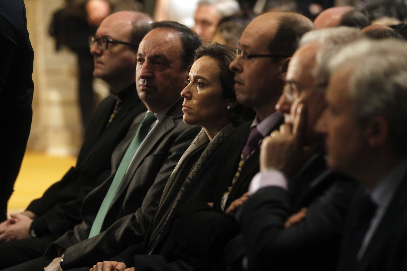Logroño cumple su tradición de besar los pies del Cristo del Santo Sepulcro