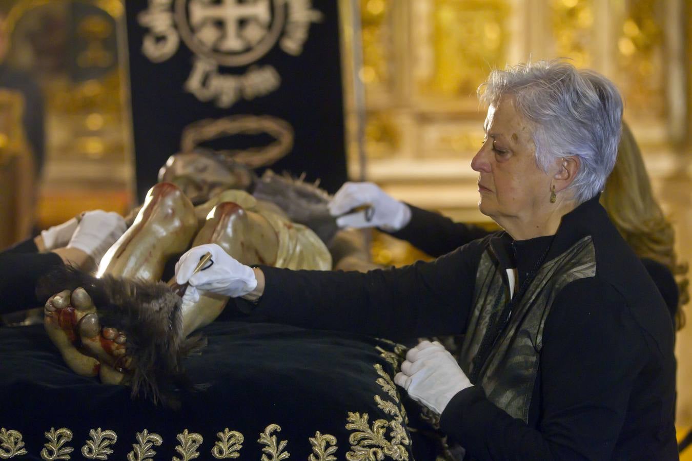 Logroño cumple su tradición de besar los pies del Cristo del Santo Sepulcro