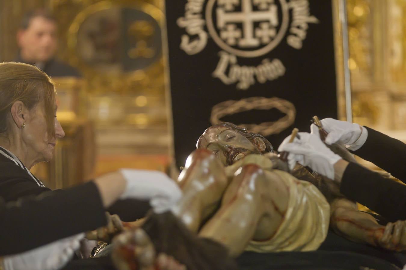 Logroño cumple su tradición de besar los pies del Cristo del Santo Sepulcro