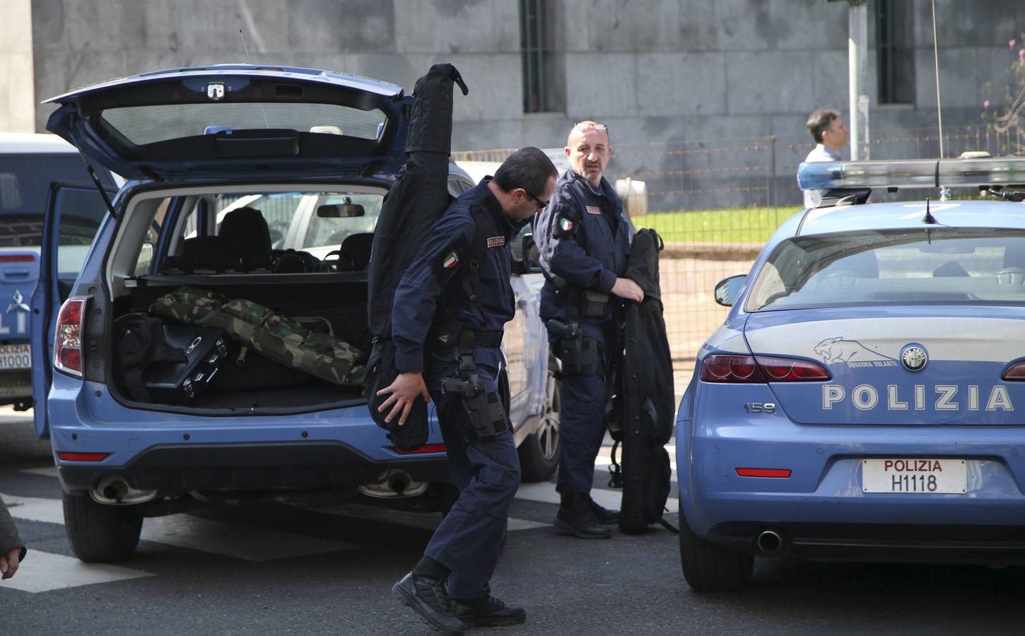 Agentes de la Policía italiana acuden al lugar del tiroteo.