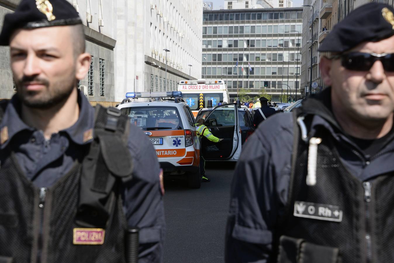 Agentes de la Policía italiana custodian el lugar del tiroteo.