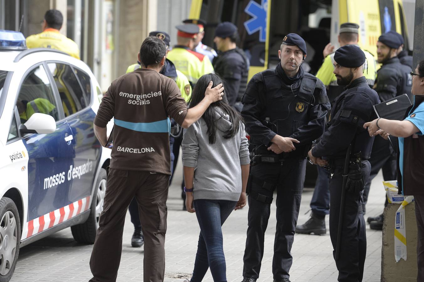 Miembros de los servicios de emergencias atienden a los alumnos del instituto catalán.