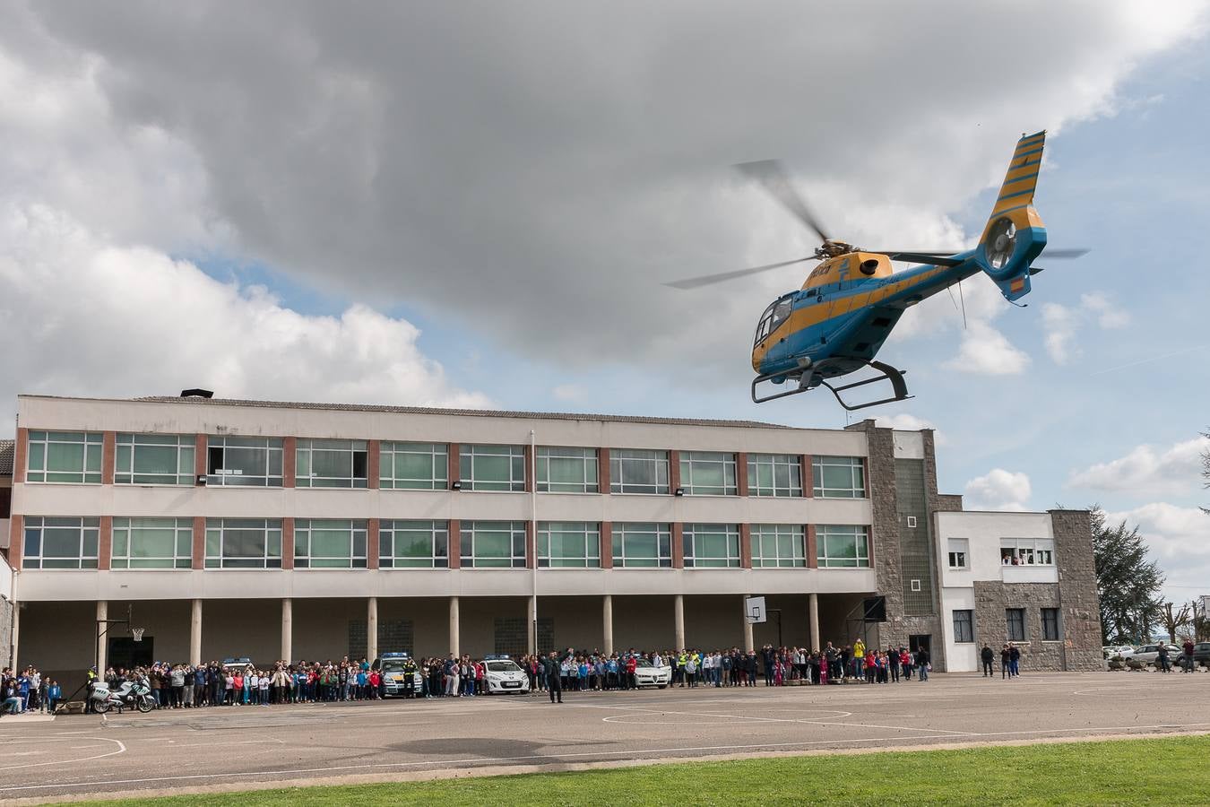 La DGT lleva uno de sus helicópteros al colegio Menesiano de Santo Domingo