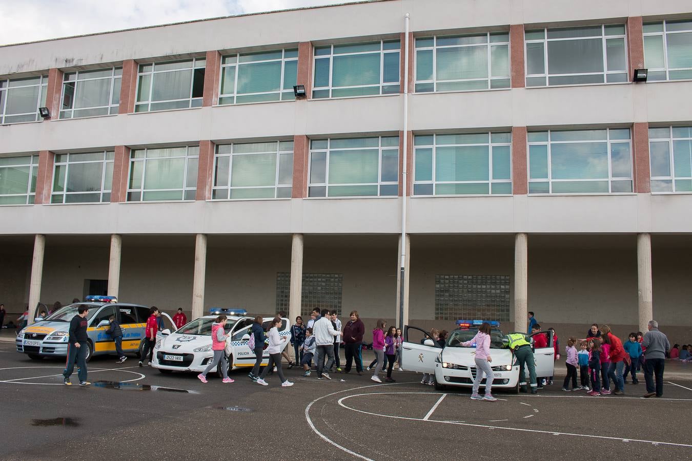 La DGT lleva uno de sus helicópteros al colegio Menesiano de Santo Domingo