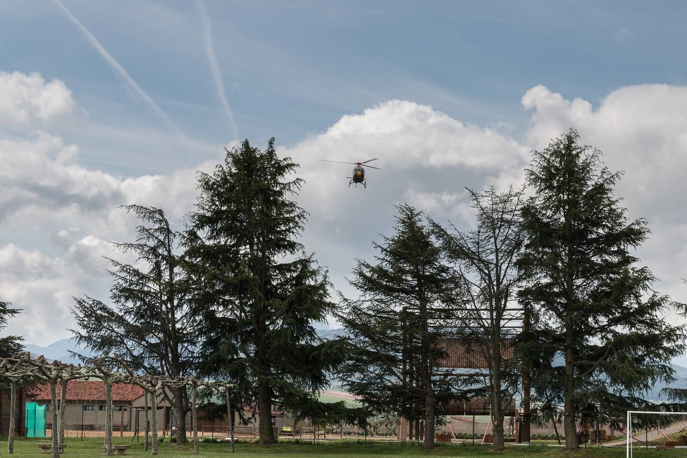 La DGT lleva uno de sus helicópteros al colegio Menesiano de Santo Domingo