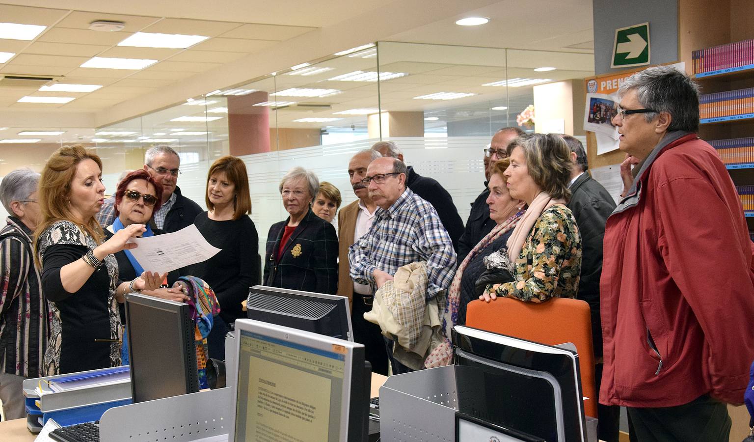 Alumnos de la Universidad de la Experiencia visitan la multimedia de Diario LA RIOJA