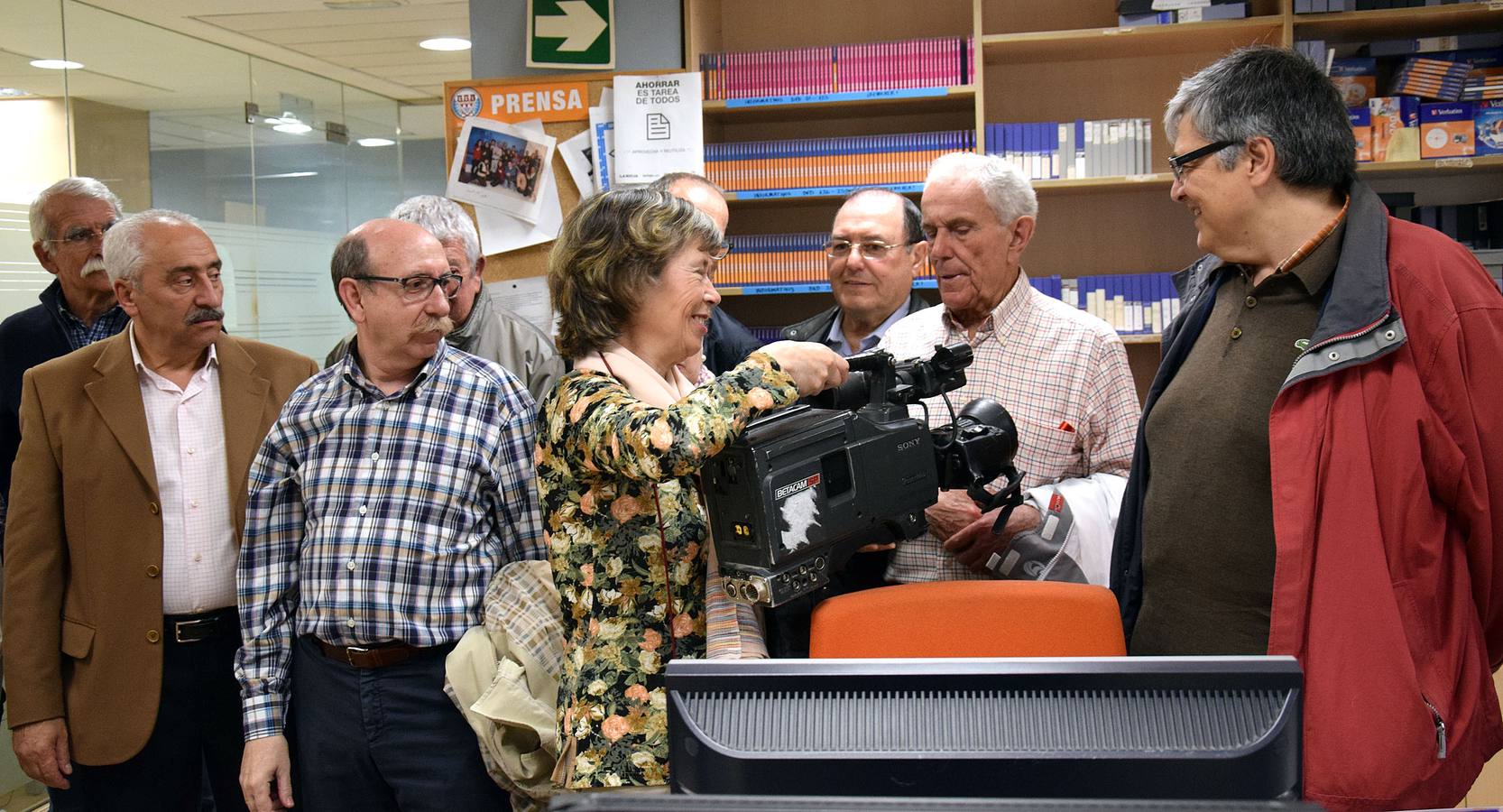 Alumnos de la Universidad de la Experiencia visitan la multimedia de Diario LA RIOJA