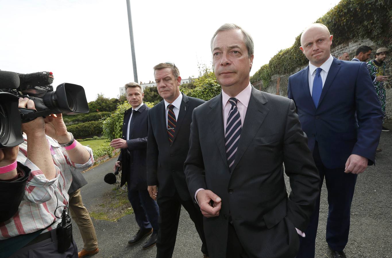 El eurófobo Nigel Farage ha seguido los pasos de Miliband y Clegg presentando su dimisión como líder del Partido de la Independencia del Reino Unido (UKIP) al no conseguir el escaño al que aspiraba.