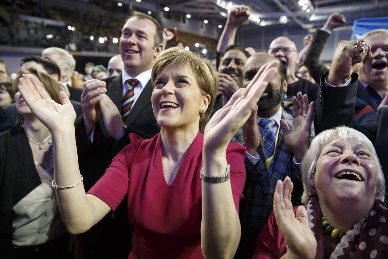 La líder del partido nacional escocés (SNP), Nicola Sturgeon, aplaude tras conocer los resultados en Glasgow