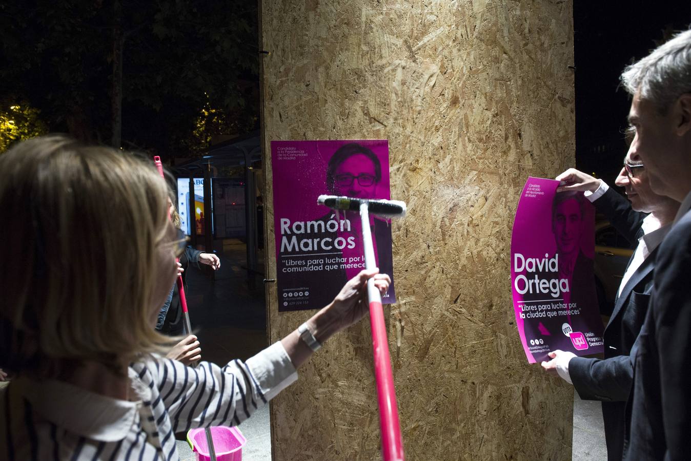 La portavoz nacional de UPyD, Rosa Díez (i), acompaña a los candidatos a la Comunidad y al Ayuntamiento de Madrid, Ramón Marcos (2ºd) y David Ortega (d).