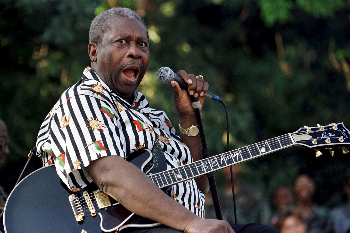 B. B. King, durante su actuación ante las tropas estadounidenses en Bosnia, en 1996.