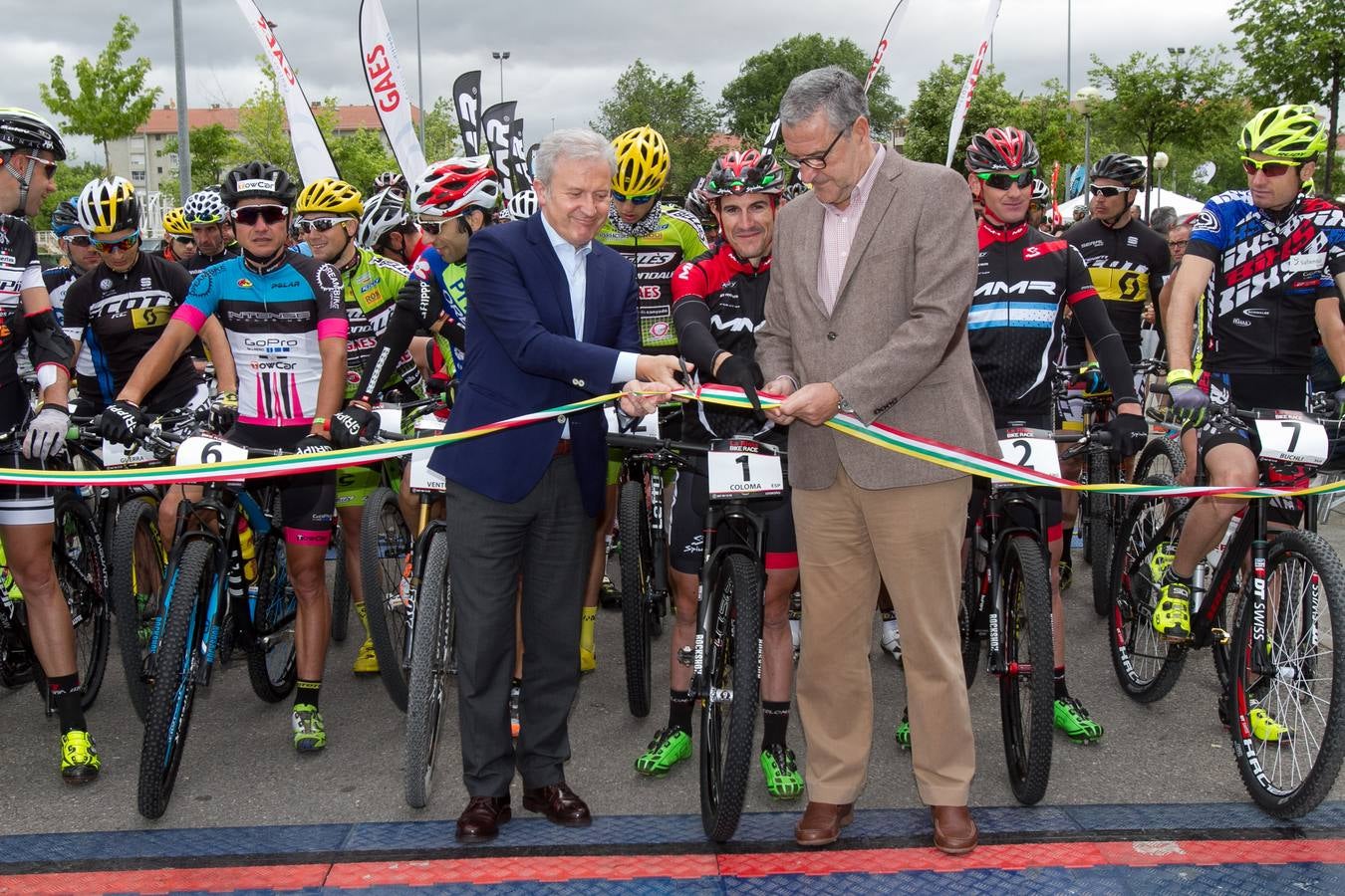 La salida, los podios y el inicio de la primera etapa de La Rioja Bike Race