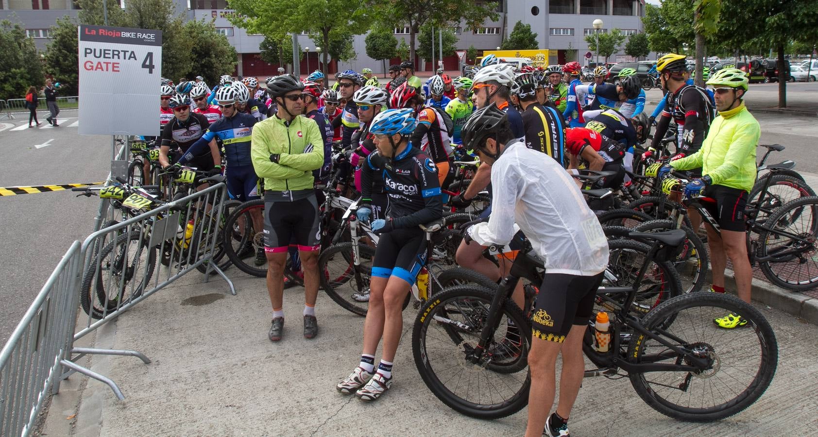 La salida, los podios y el inicio de la primera etapa de La Rioja Bike Race