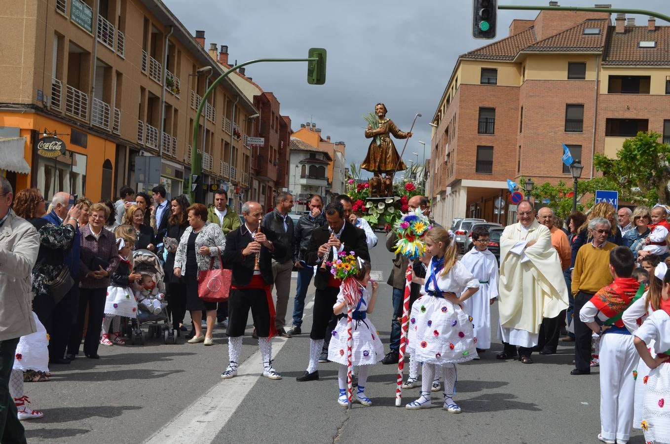 Fuenmayor. Dulzaineros y danzantes por las calles de Fuenmayor