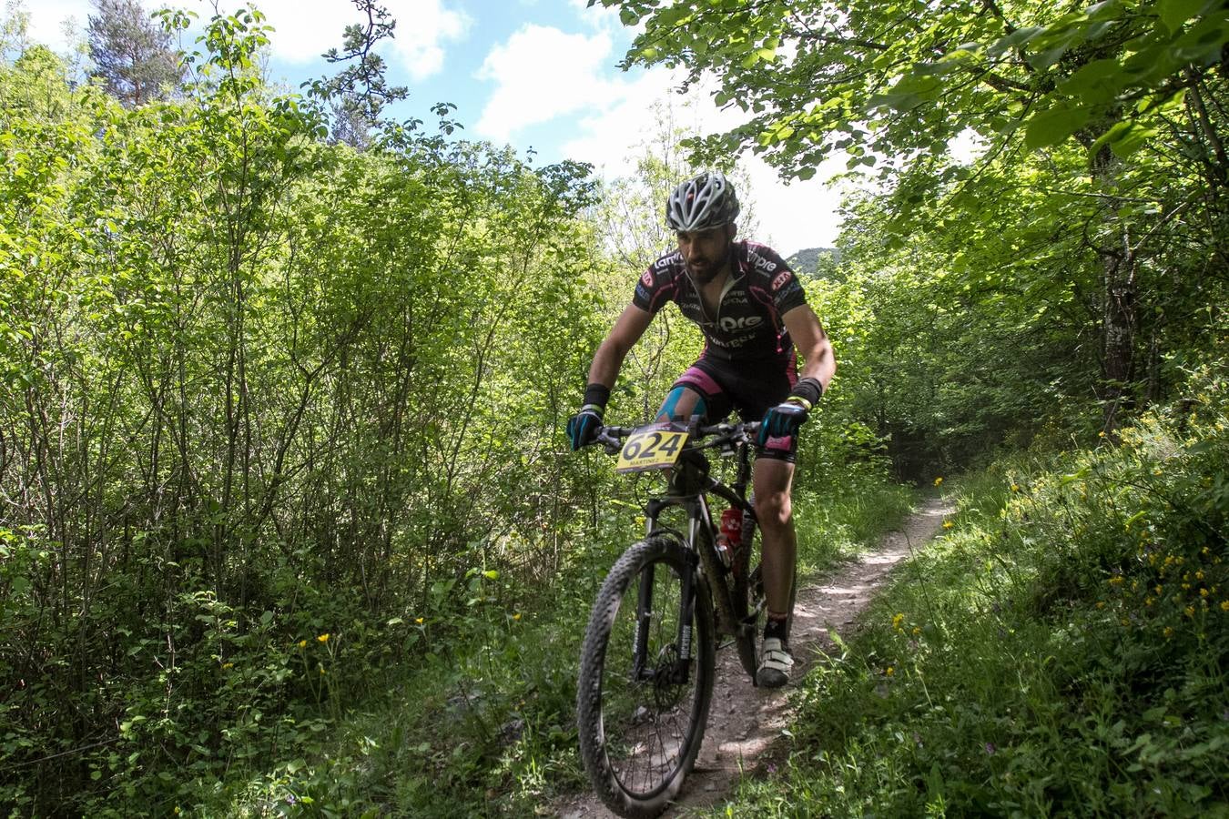 Salida y desarrollo de la segunda etapa de La Rioja Bike Race