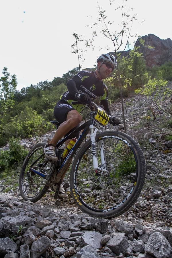 Salida y desarrollo de la segunda etapa de La Rioja Bike Race