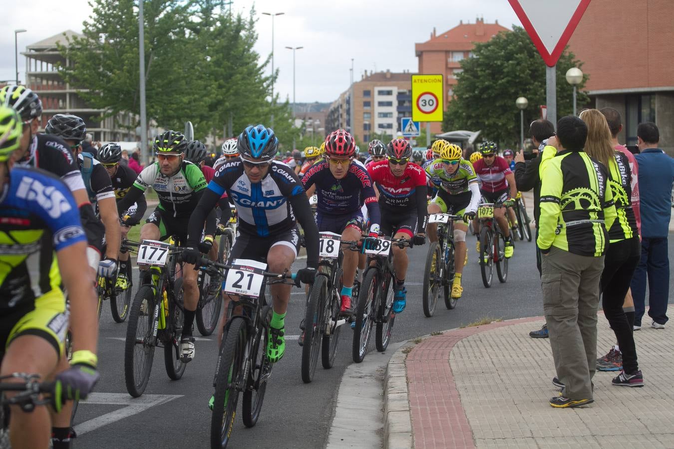Salida y desarrollo de la segunda etapa de La Rioja Bike Race