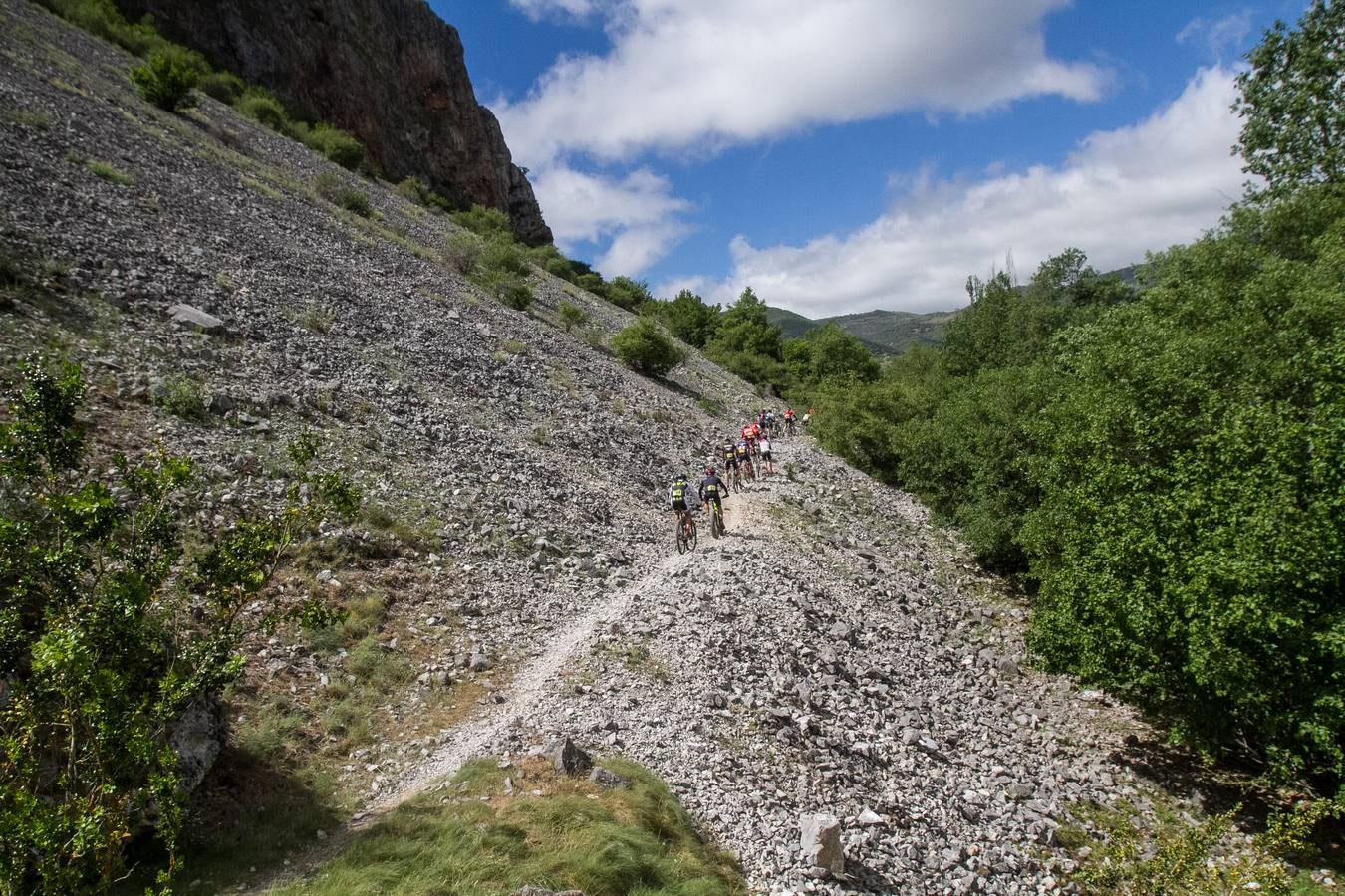 Salida y desarrollo de la segunda etapa de La Rioja Bike Race