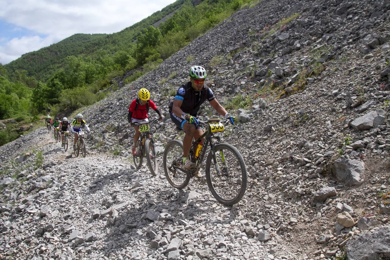 Salida y desarrollo de la segunda etapa de La Rioja Bike Race