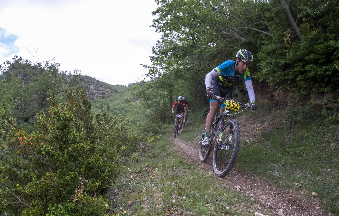 Salida y desarrollo de la segunda etapa de La Rioja Bike Race