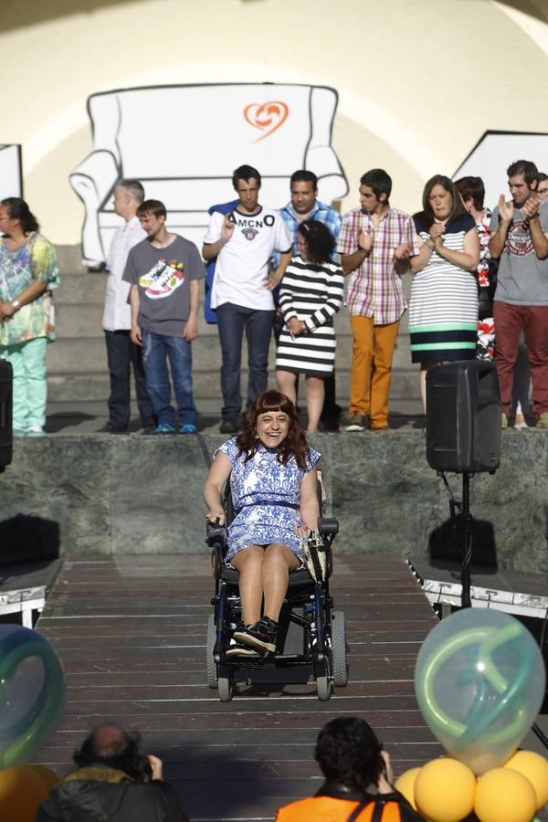 Desfile de Cáritas de ropa recuperada en El Espolón