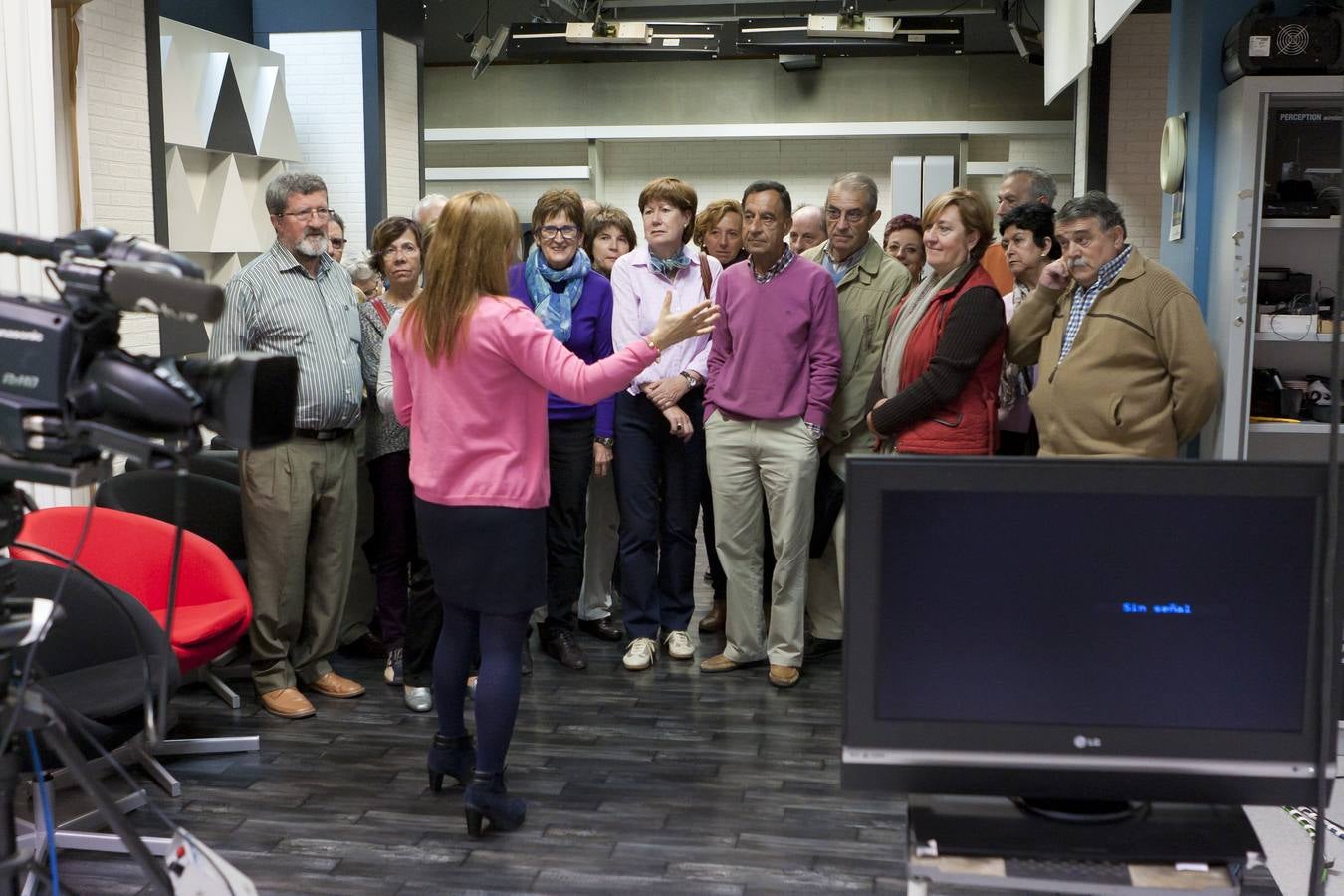 Alumnos de la Universidad de la Experiencia visitan la multimedia de Diario LA RIOJA