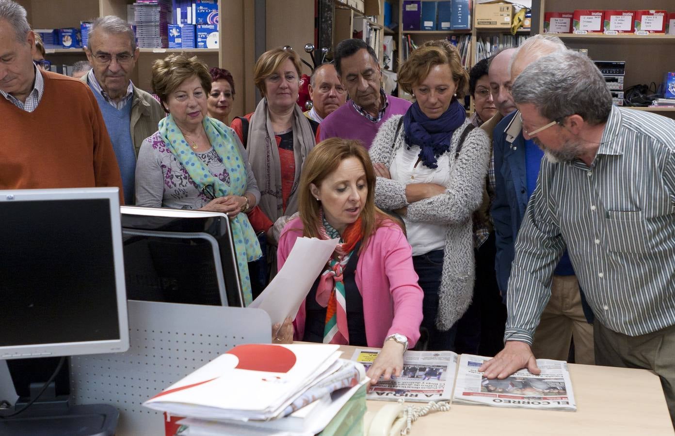 Alumnos de la Universidad de la Experiencia visitan la multimedia de Diario LA RIOJA