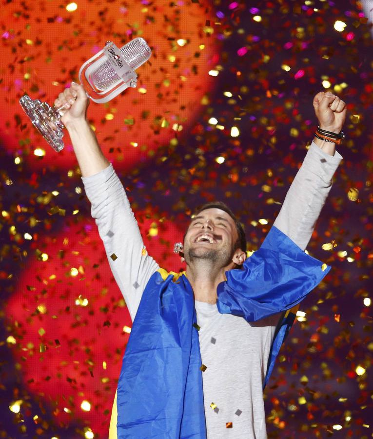 El sueco Mans Zelmerlöw celebra su brillante triunfo en Eurovisión 2015.