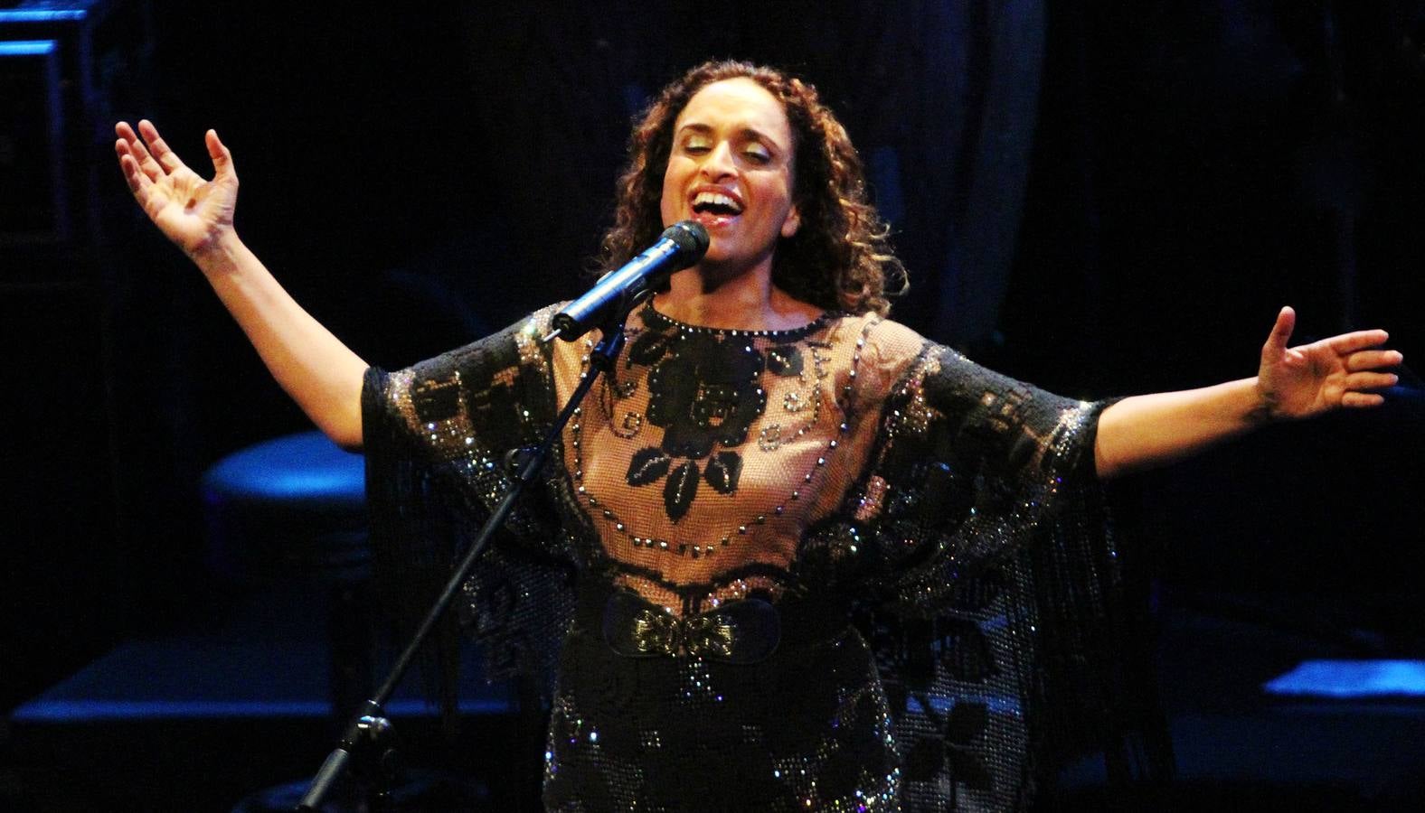 Música dentro, protestas fuera