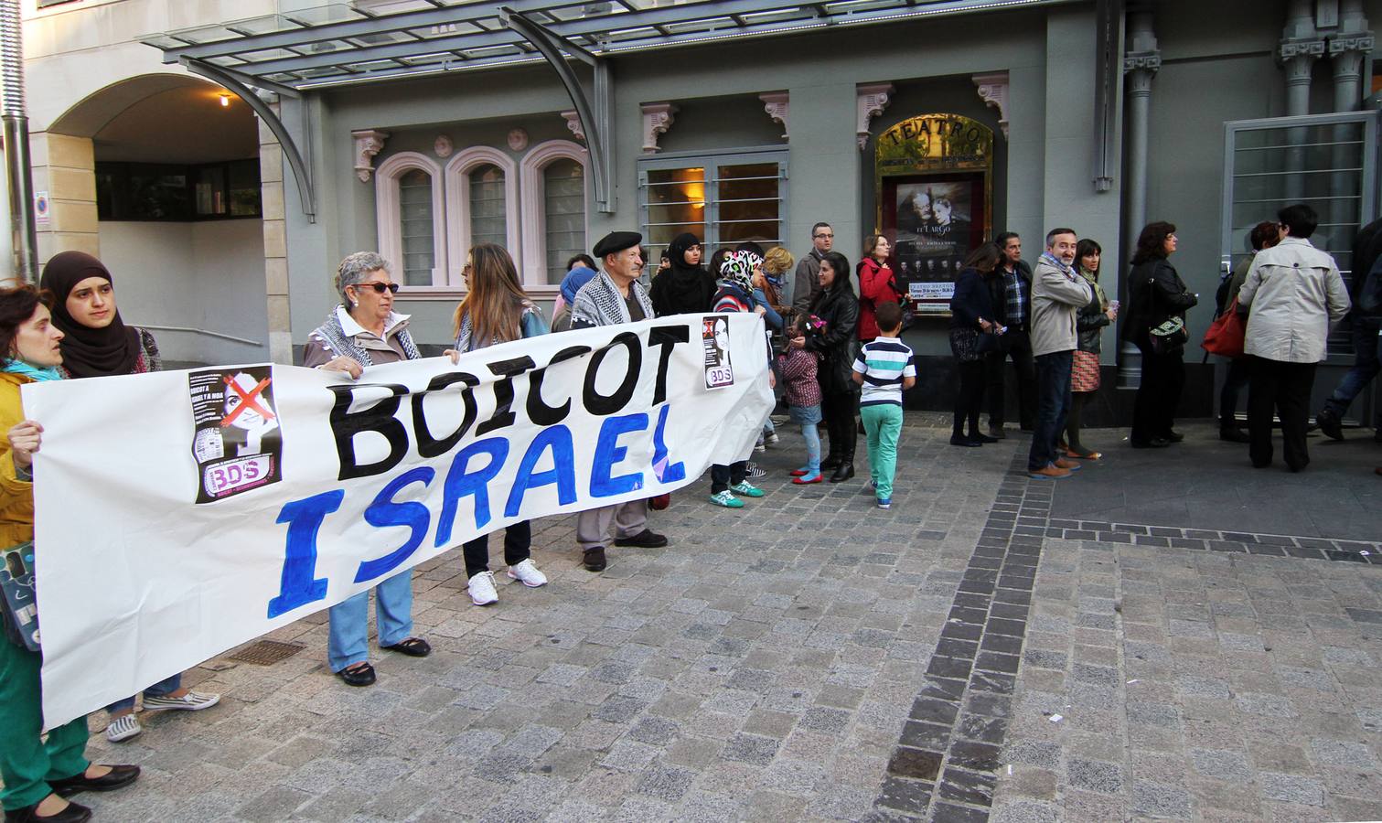 Música dentro, protestas fuera