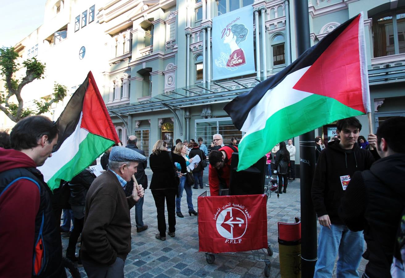 Música dentro, protestas fuera