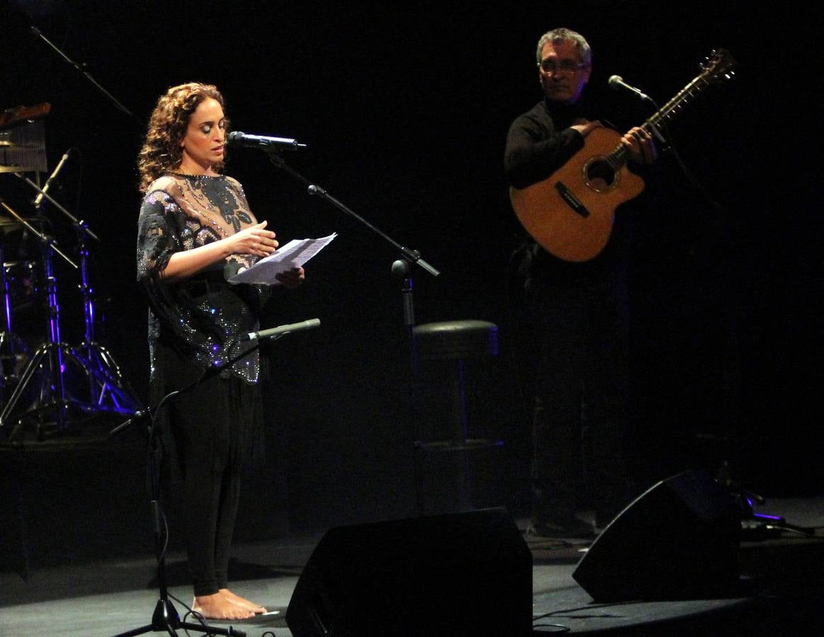 Música dentro, protestas fuera