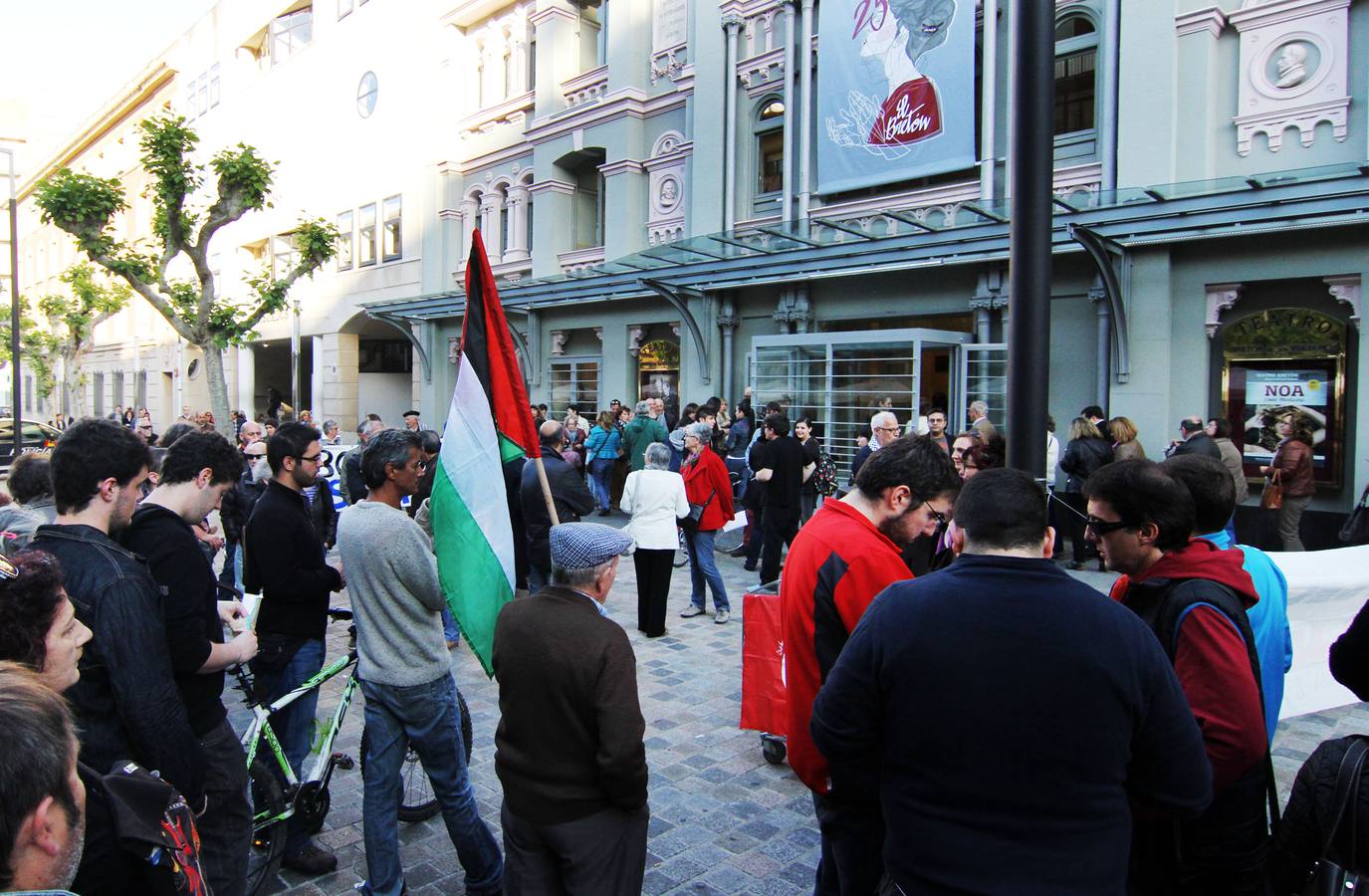 Música dentro, protestas fuera