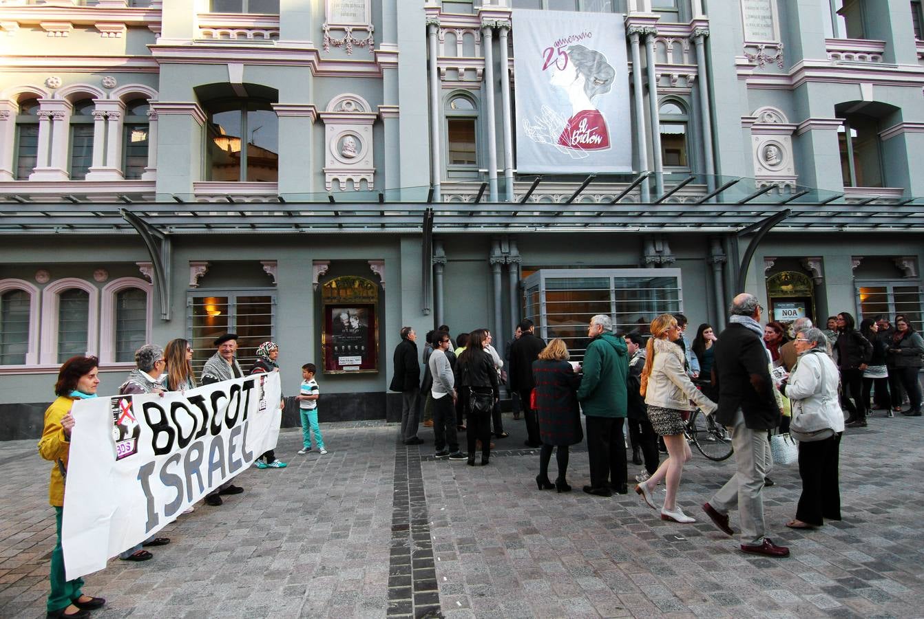 Música dentro, protestas fuera