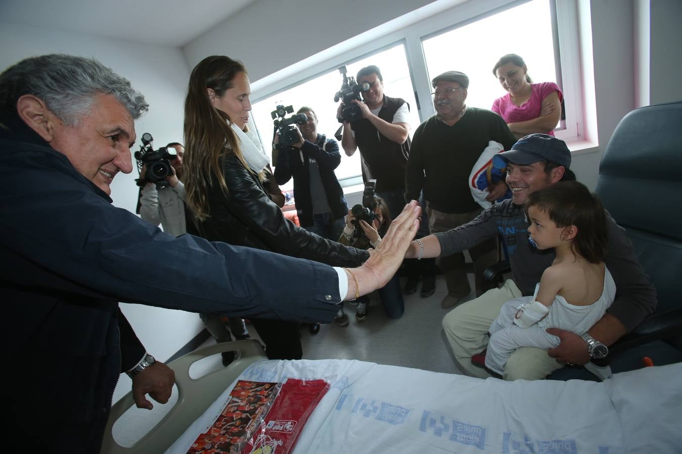 Visita a los niños de dos &#039;grandes&#039; del baloncesto