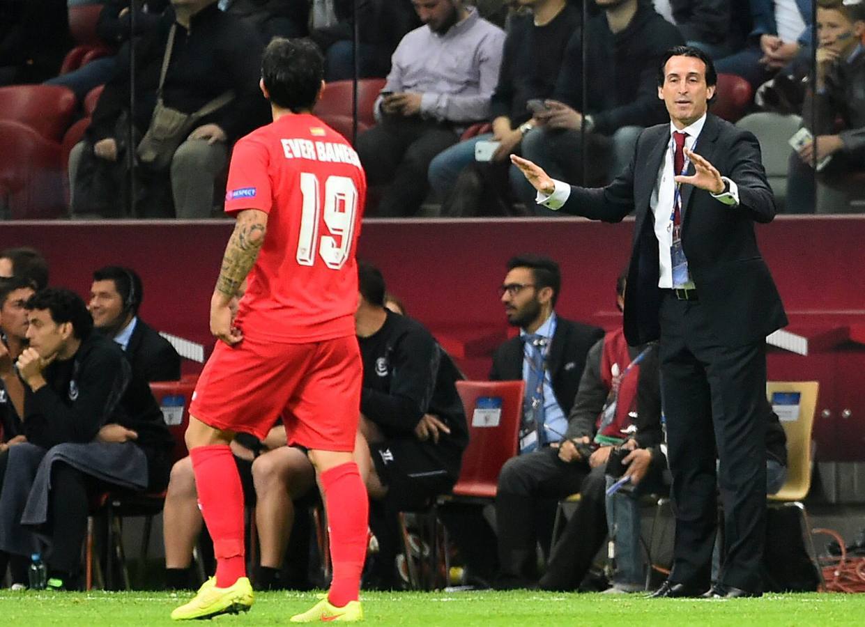 Unai Emery da instrucciones a sus jugadores durante el transcurso de la final.