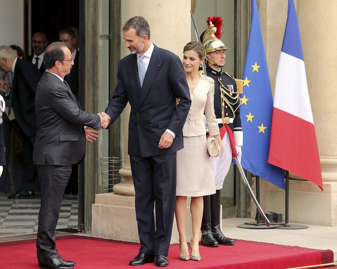 Los Reyes, junto al presidente francés, François Hollande, a su llegada al Palacio del Elíseo.