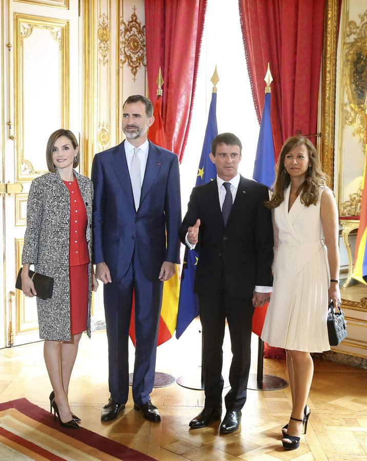 Los reyes Felipe y Letizia, a su llegada al almuerzo ofrecido por el primer ministro francés, Manuel Valls, y su esposa, Anna Gravoin.