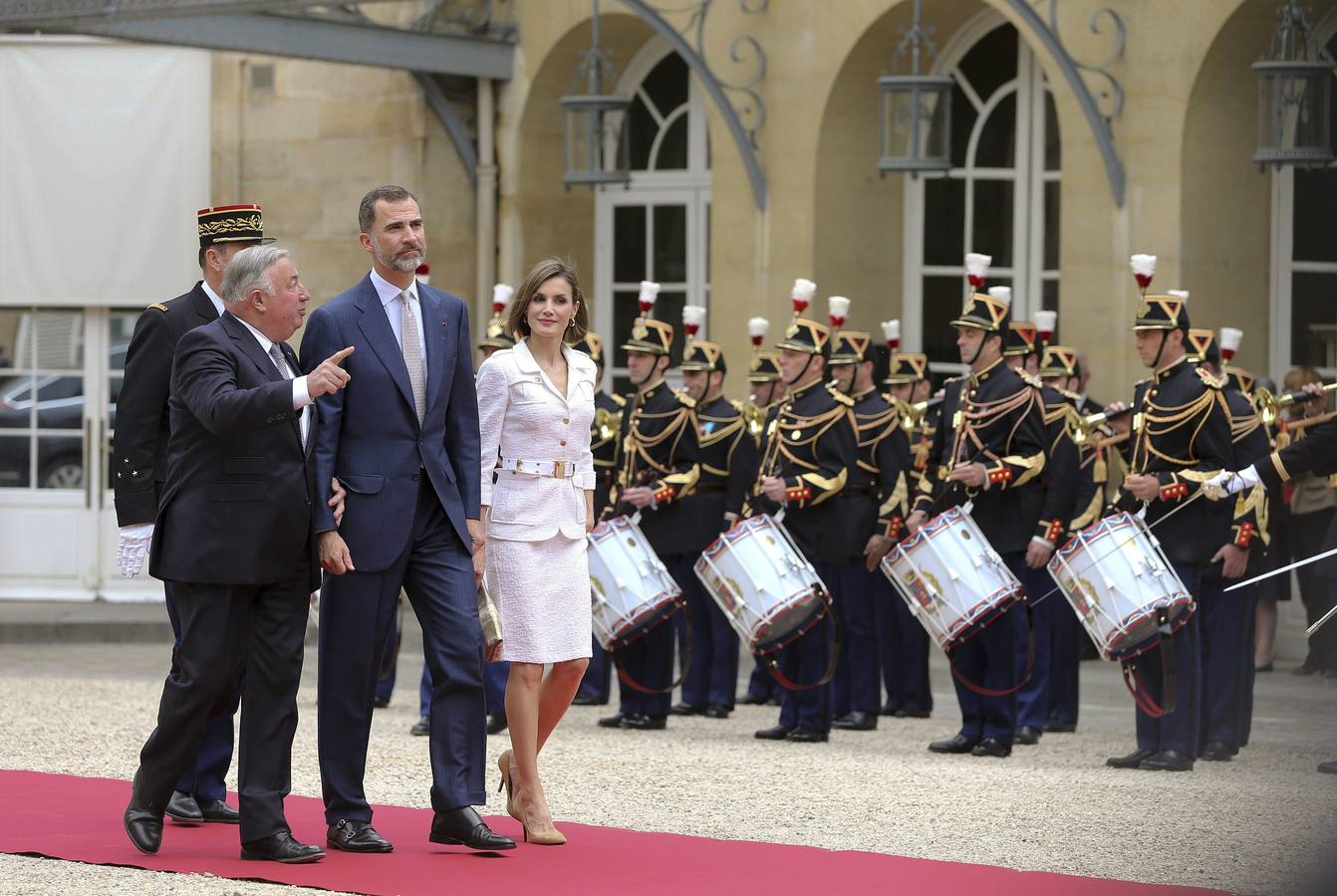 Los reyes Felipe y Letizia acompañados por el presidente del Senado, Gerard Larcher, durante la visita realizada hoy a la cámara alta del Parlamento francés.