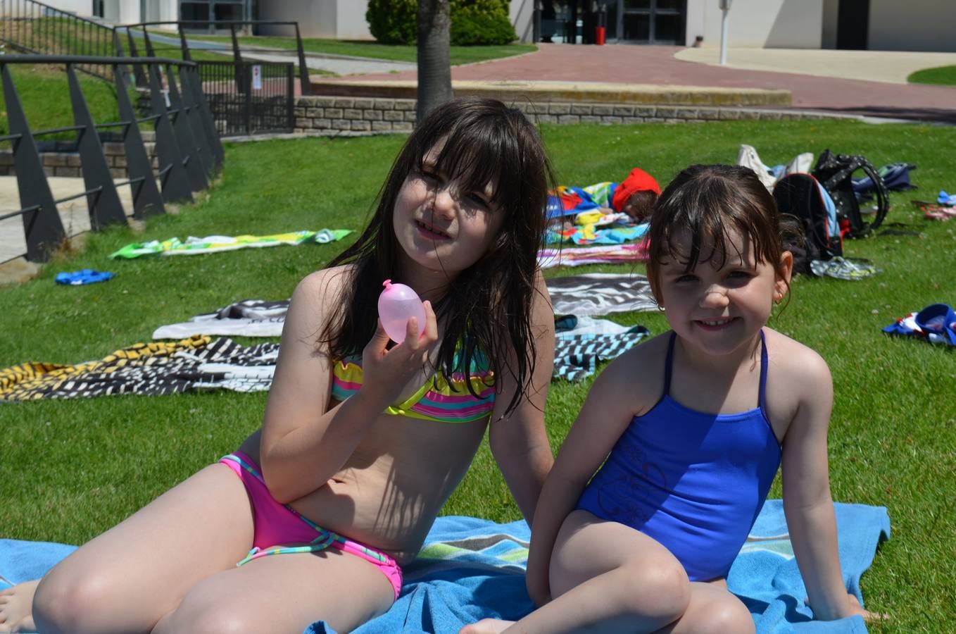 El público disfruta en la inauguración de las piscinas de Calahorra