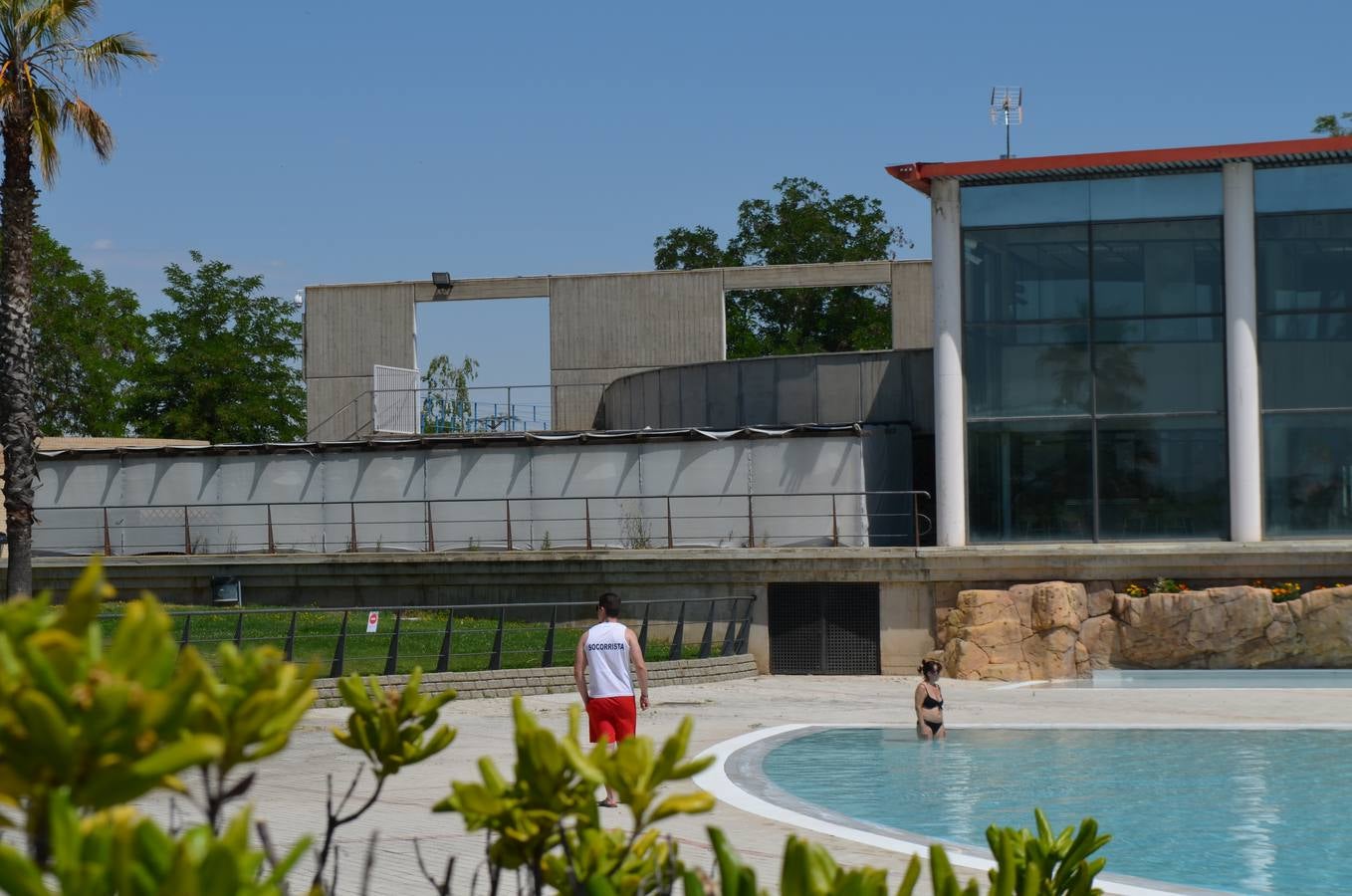 El público disfruta en la inauguración de las piscinas de Calahorra