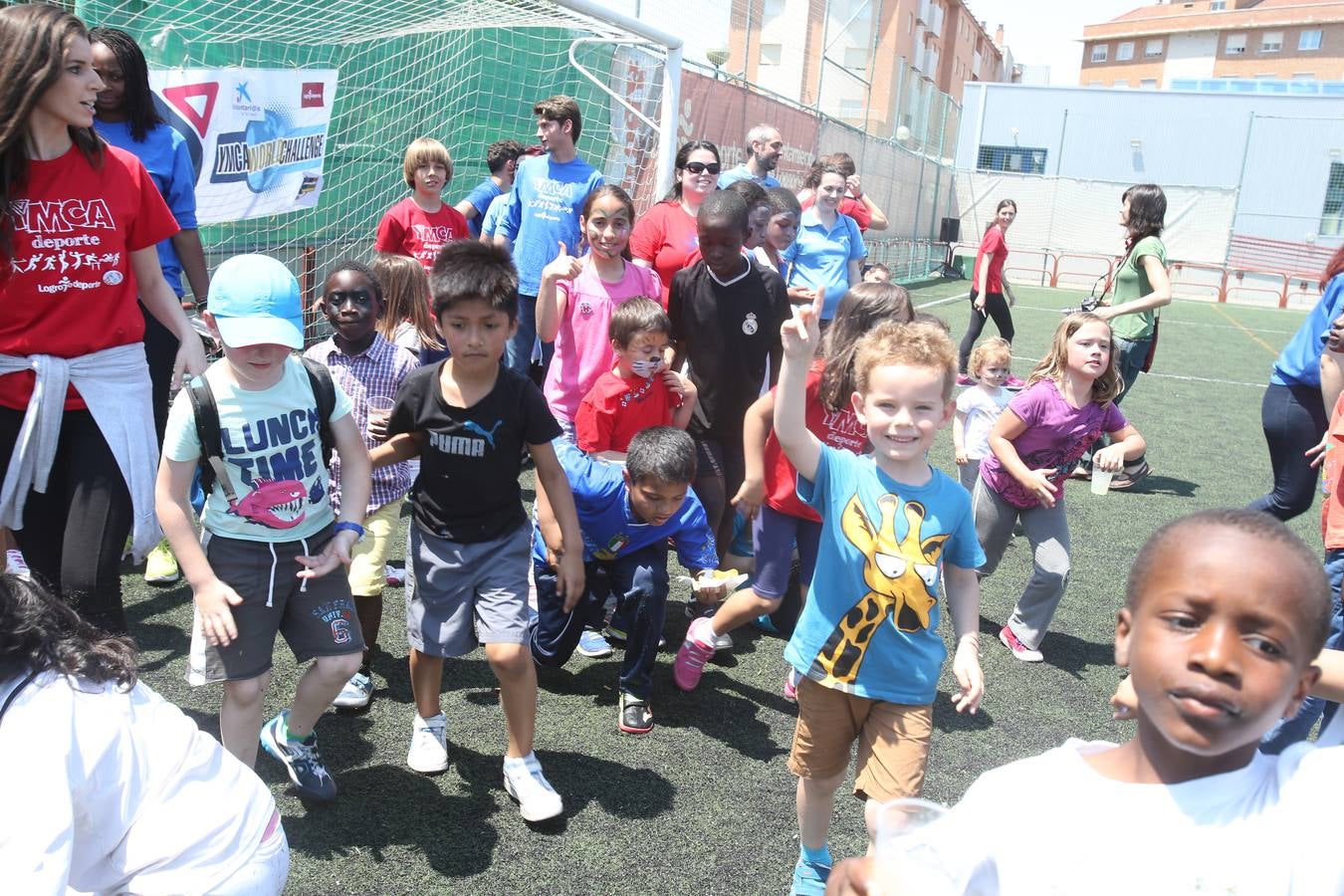 Voluntarios de &#039;la Caixa&#039; pasan la jornada con 60 niños riojanos de YMCA