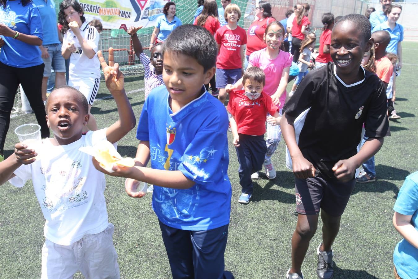 Voluntarios de &#039;la Caixa&#039; pasan la jornada con 60 niños riojanos de YMCA