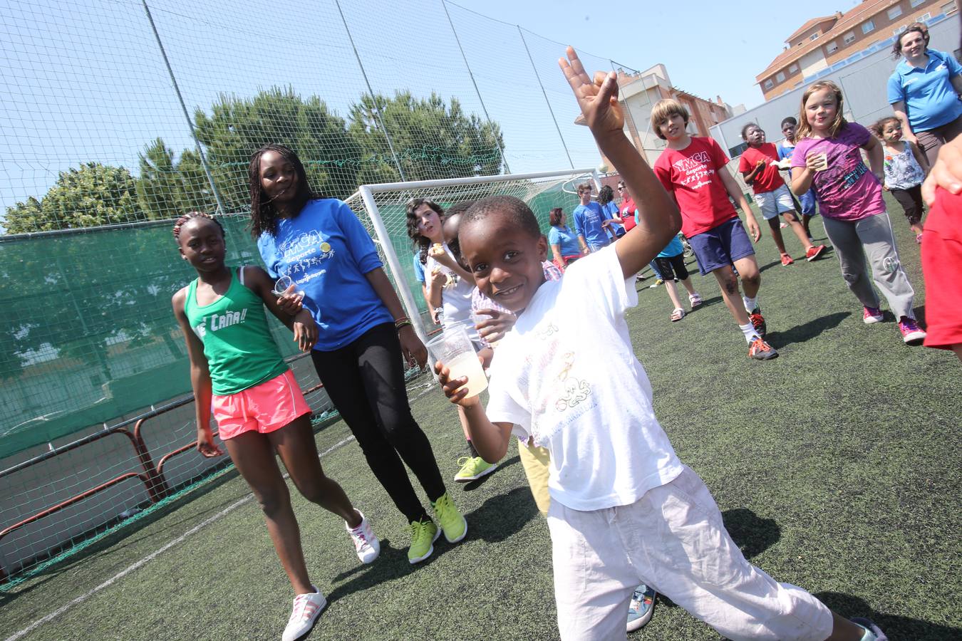 Voluntarios de &#039;la Caixa&#039; pasan la jornada con 60 niños riojanos de YMCA