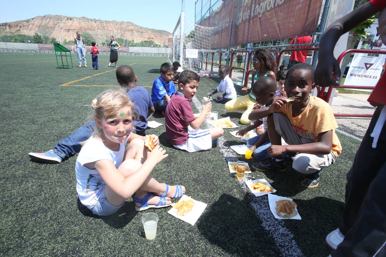 Voluntarios de &#039;la Caixa&#039; pasan la jornada con 60 niños riojanos de YMCA