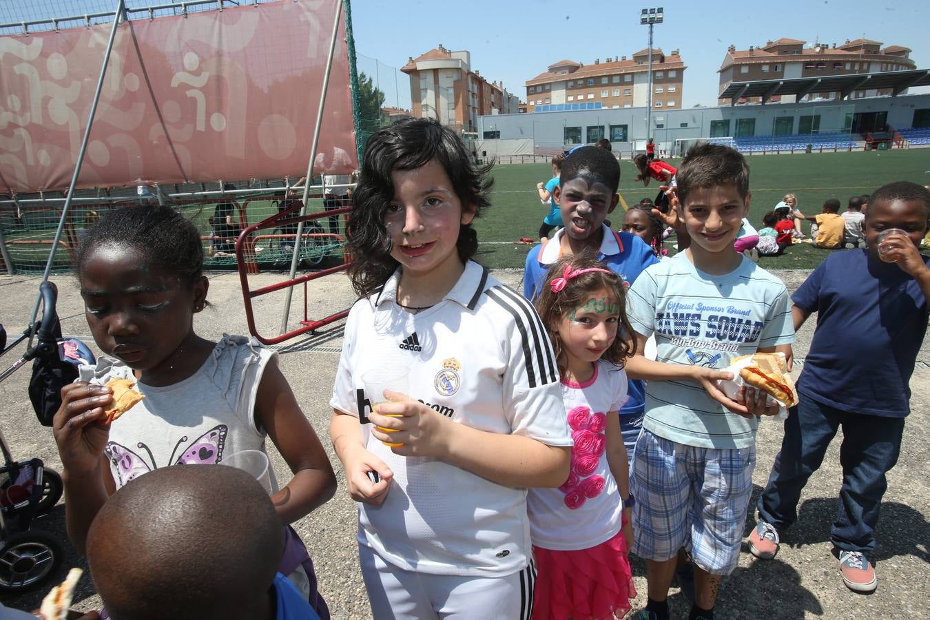 Voluntarios de &#039;la Caixa&#039; pasan la jornada con 60 niños riojanos de YMCA