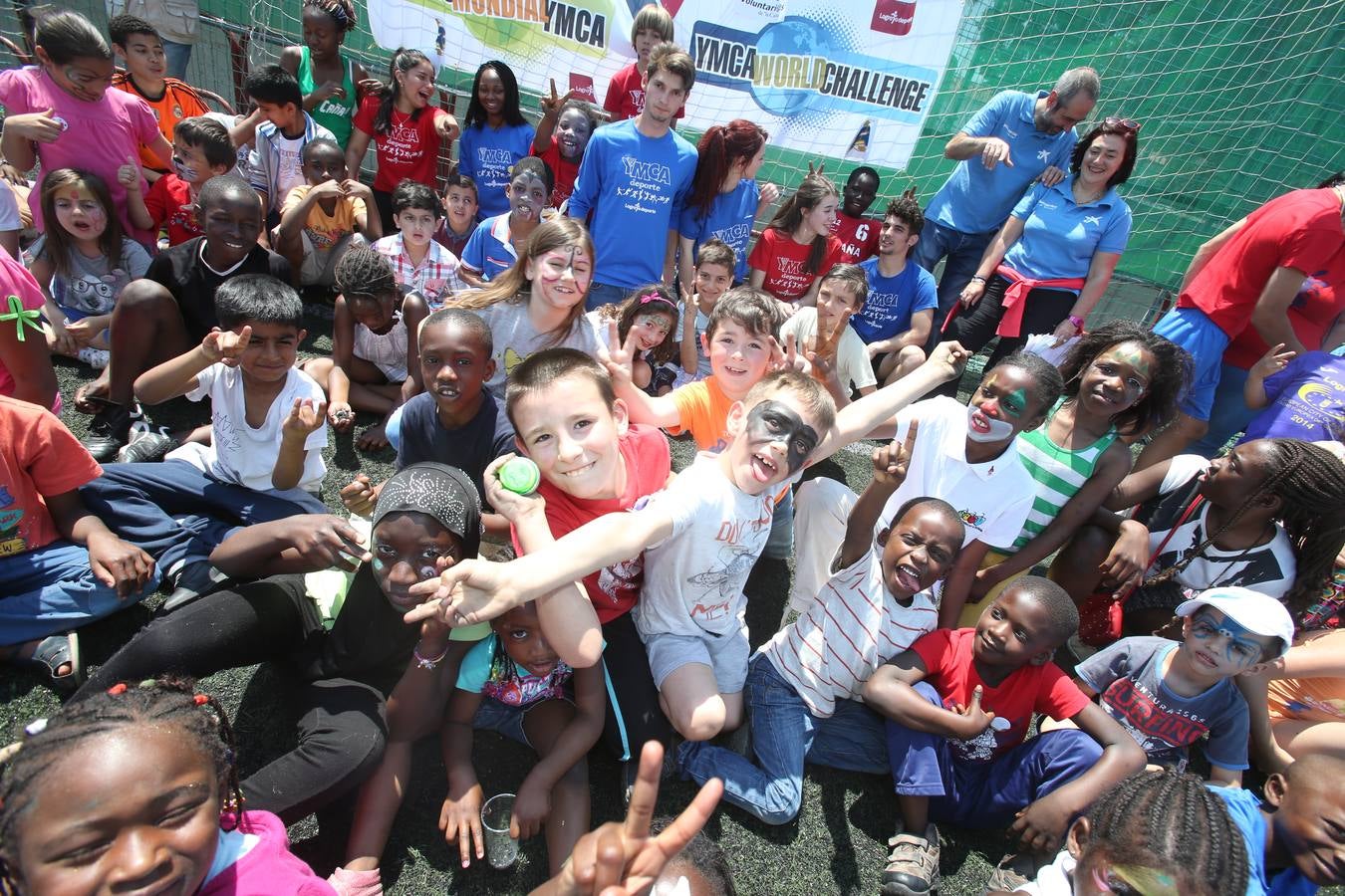 Voluntarios de &#039;la Caixa&#039; pasan la jornada con 60 niños riojanos de YMCA